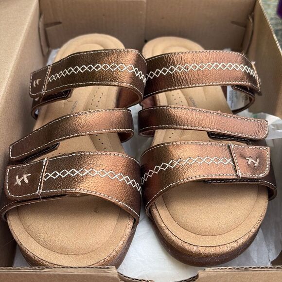 Clarks Bronze metallic Sandals with Decorative Stitching 6.5W - Picture 1 of 7